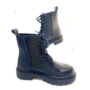 NWOB AQUA Bloomingdales AQUA Combat Style Lace Up Boots Black Leather Upper 6 M